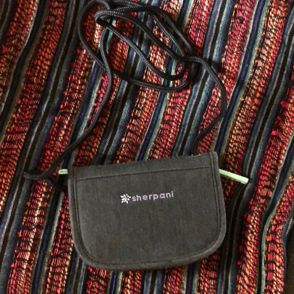 Sherpani wallet/crossbody